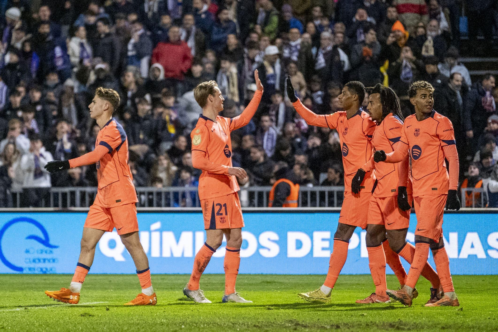 Christensen felicita a Rashford tras el segundo y definitivo tanto del Barcelona.