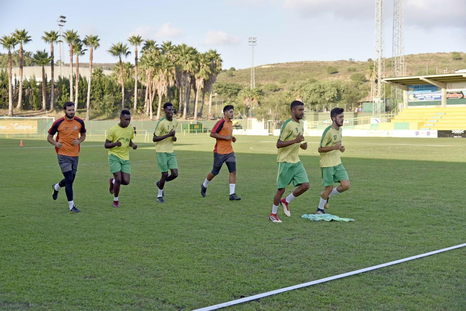 El portero David Zamora (i), antes de lesionarse.