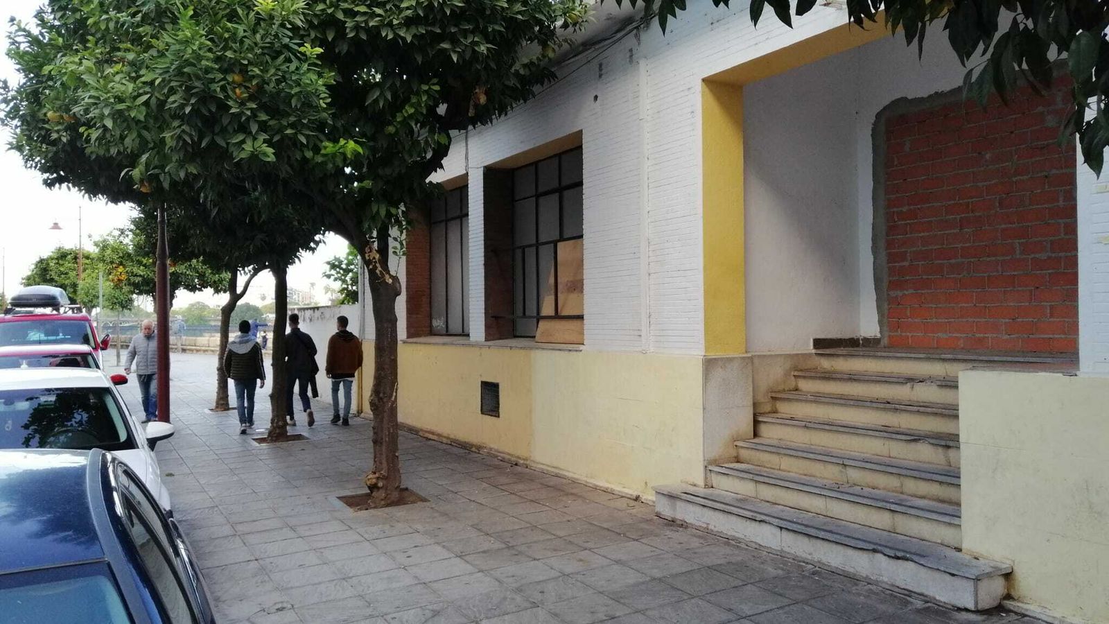 Puerta tapiada en la antigua comisaría de la Policía Nacional.