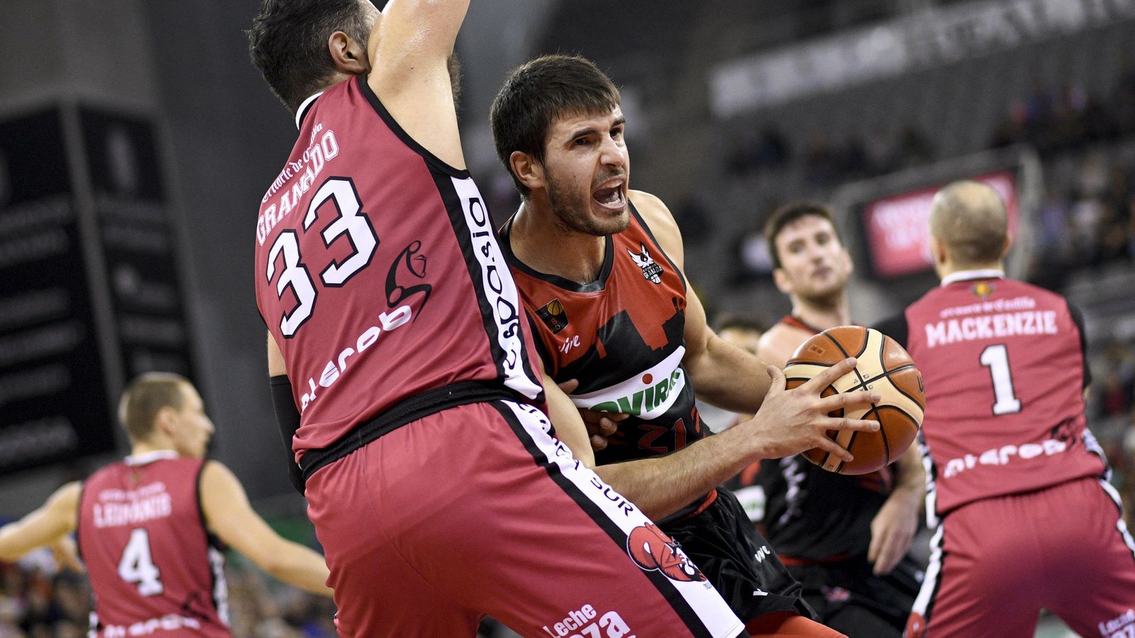 Iriarte intenta hacerse hueco ante un jugador del Valladolid.