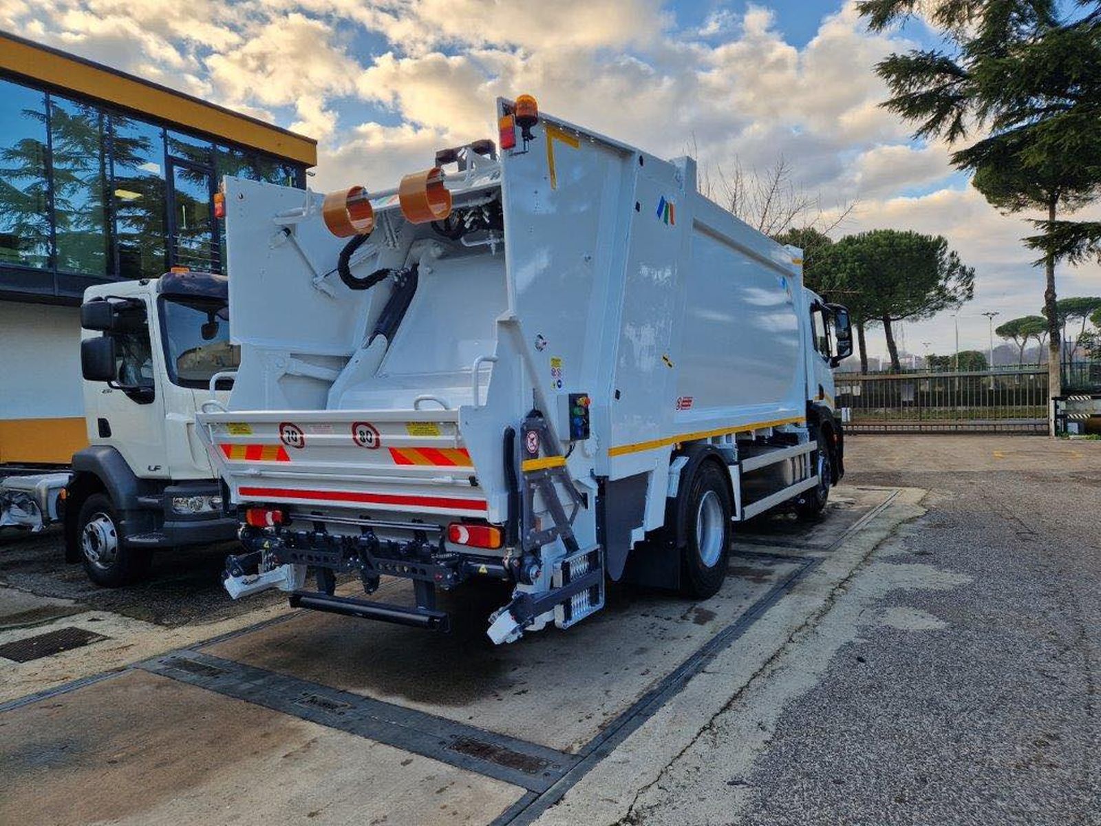 La adquisición de un nuevo camión de recogida de residuos ha sido destacado por el gobierno local.