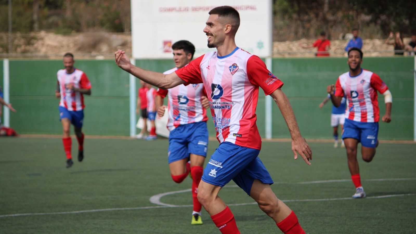 El delantero almeriense celebra uno de los goles de la última jornada.