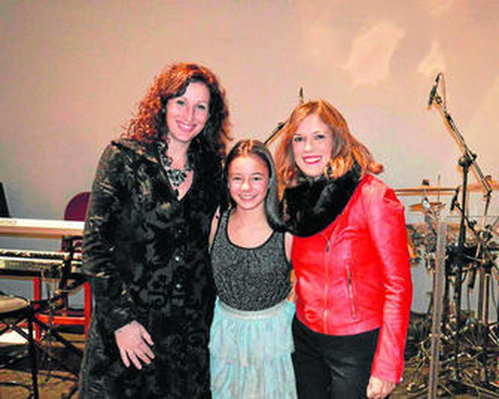 La joven Mar Hernández junto a María Vázquez y Ana Martínez Labella, concejalas de Almería.