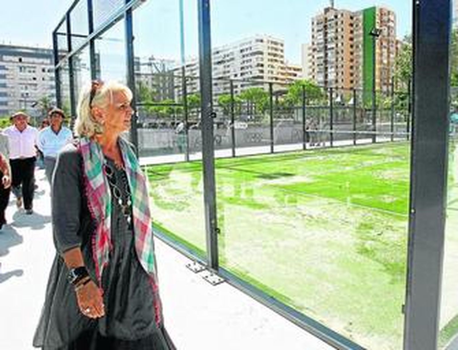La alcaldesa, Teófila Martínez, junto a las pistas de pádel de Telegrafía sin Hilos, ayer durante la visita.