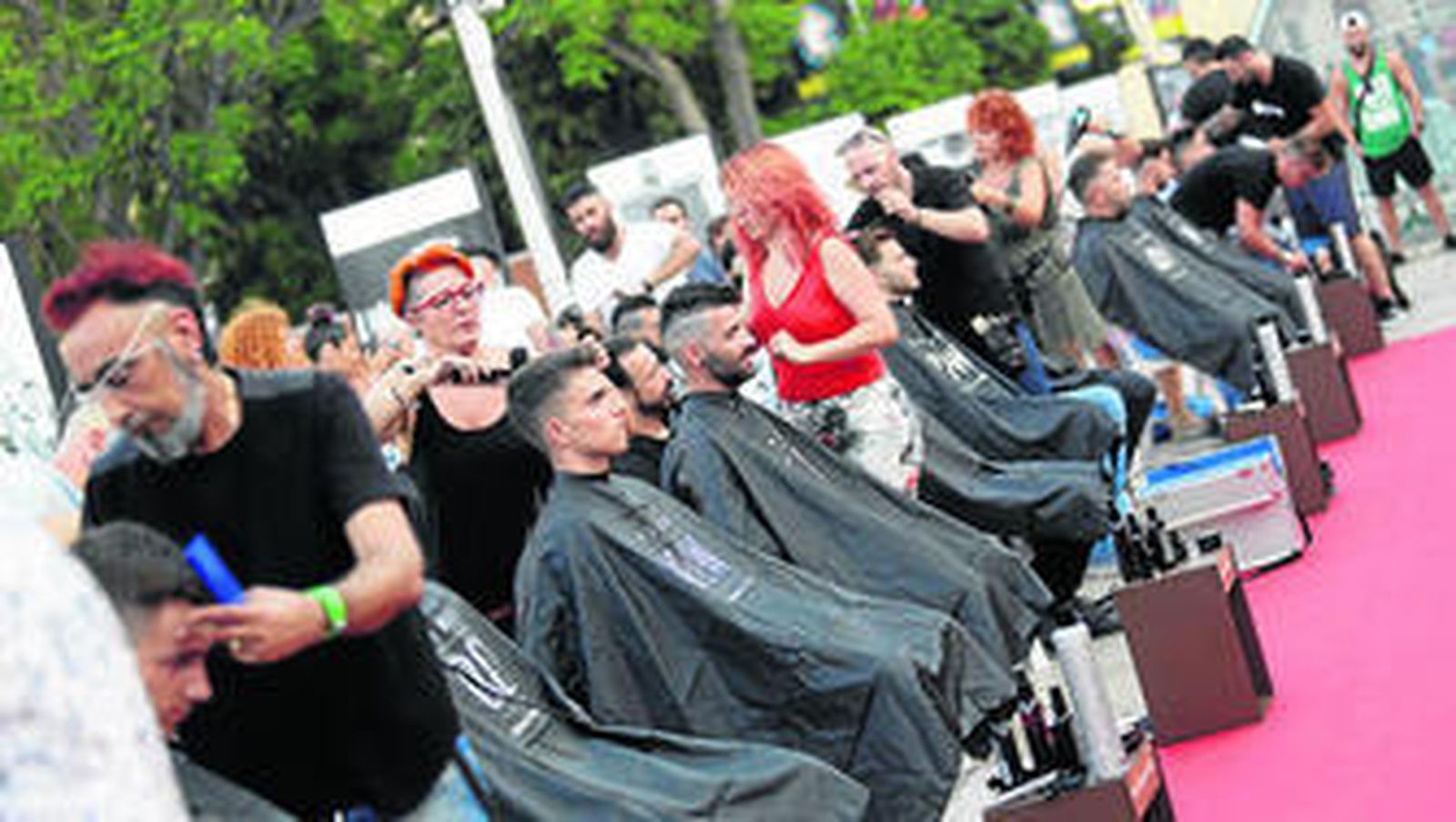 Profesionales y modelos en la exhibición.