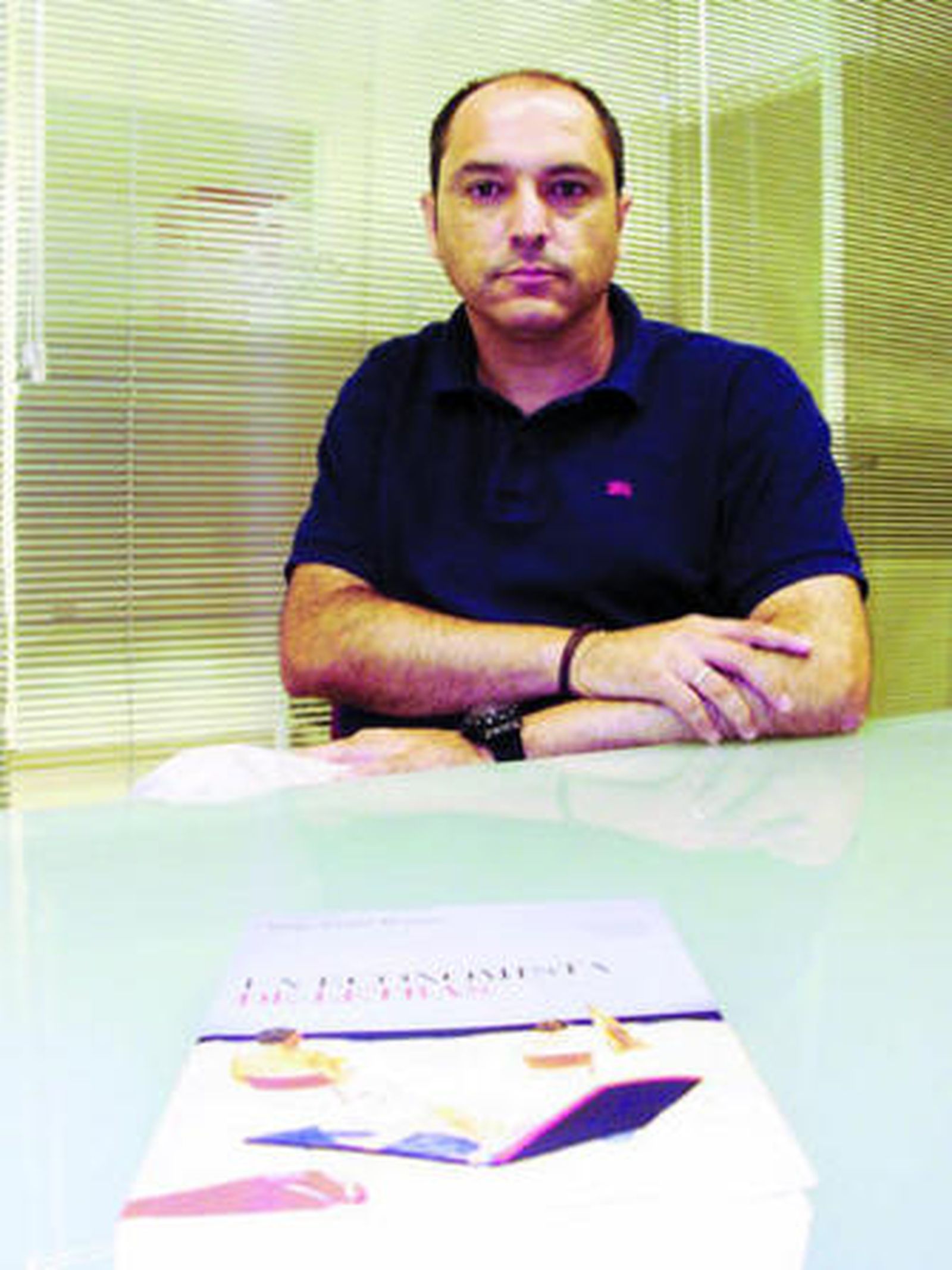 Pedro Asensio, con su tercer libro 'Un economista de letras'.