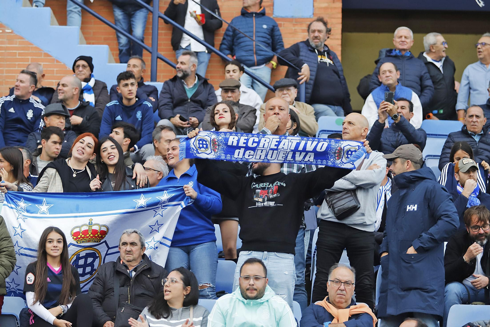 Imágenes del ambiente en el Recreativo de Huelva - San Fernando