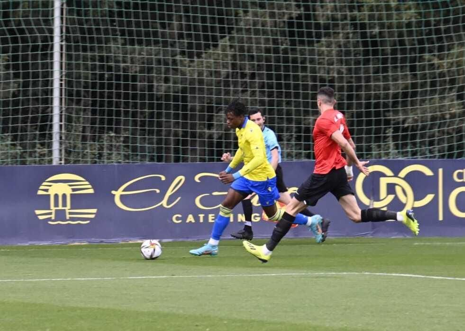 Kensly se interna perseguido por un rival.