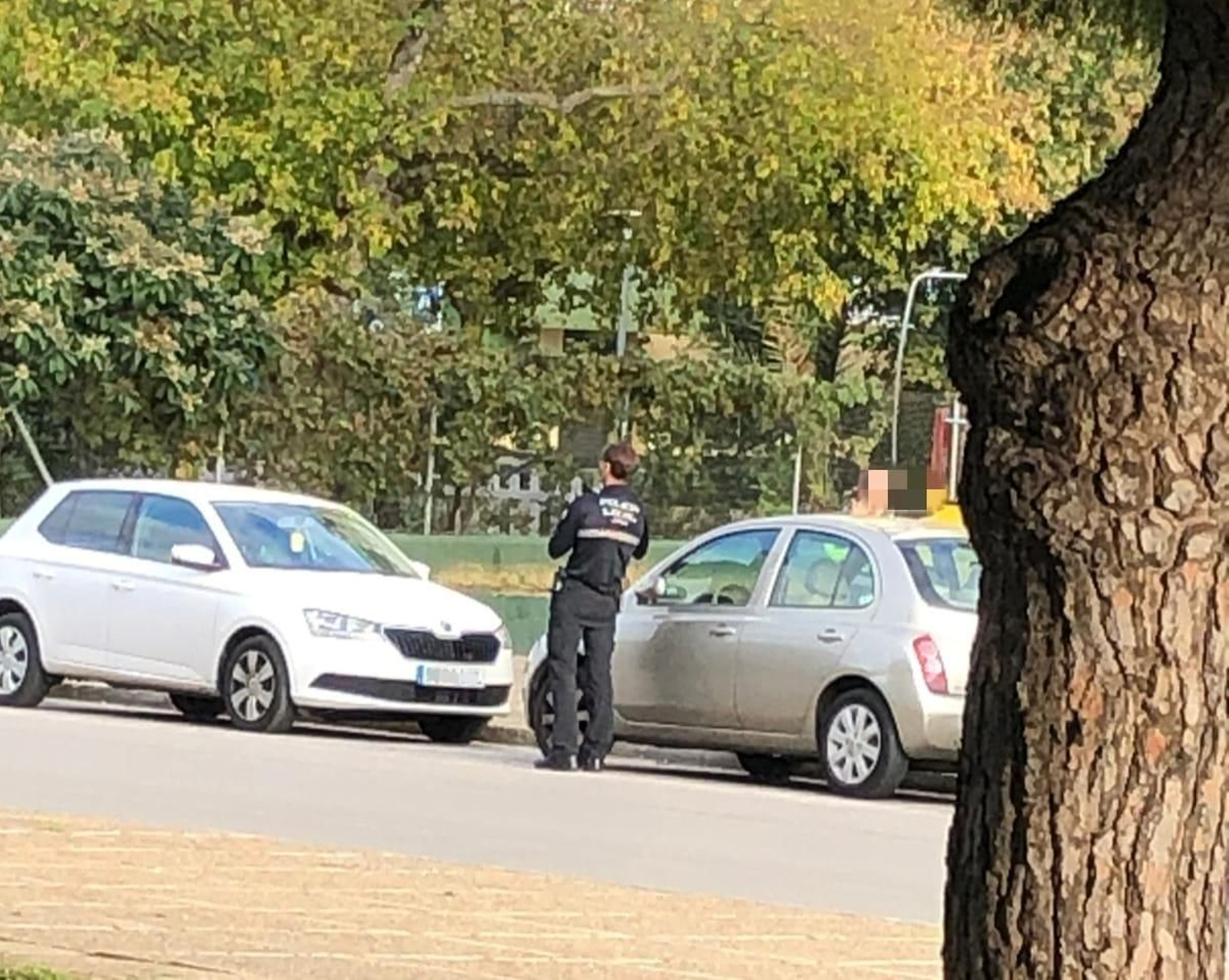 Foto de un agente en la calle Mallorca de Jerez, que está siendo compartida por los vecinos. Foto de un agente en la calle Mallorca de Jerez, que está siendo compartida por los vecinos.