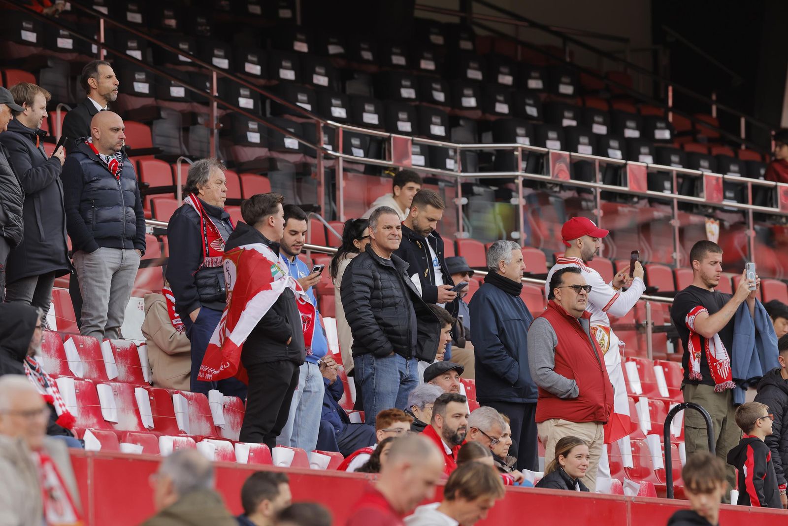 Búscate en las fotos del Sevilla -Betis