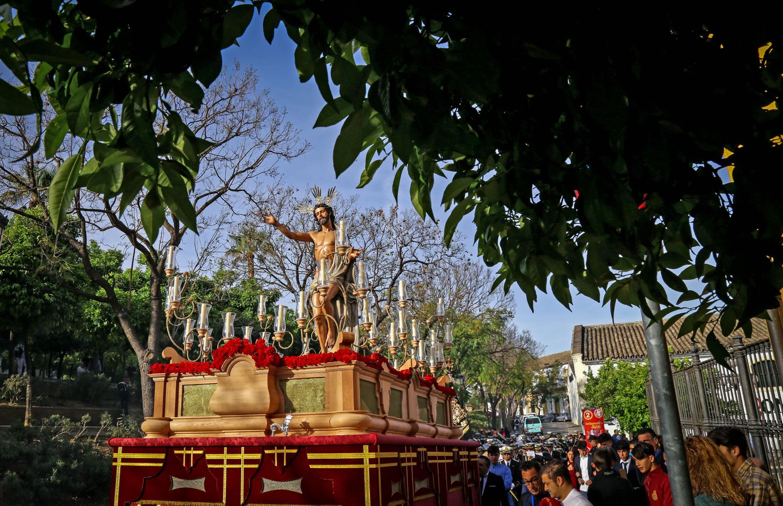 Según las zonas del itinerario, el público fue el habitual y al término se celebró la Pontifical