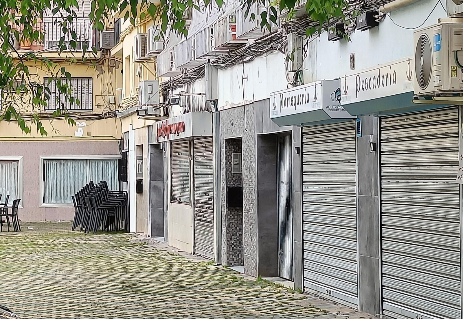 Número 3 de la calle Reina Mercedes, bloque en el que vivía Rafael y en el que se encontró su cuerpo.