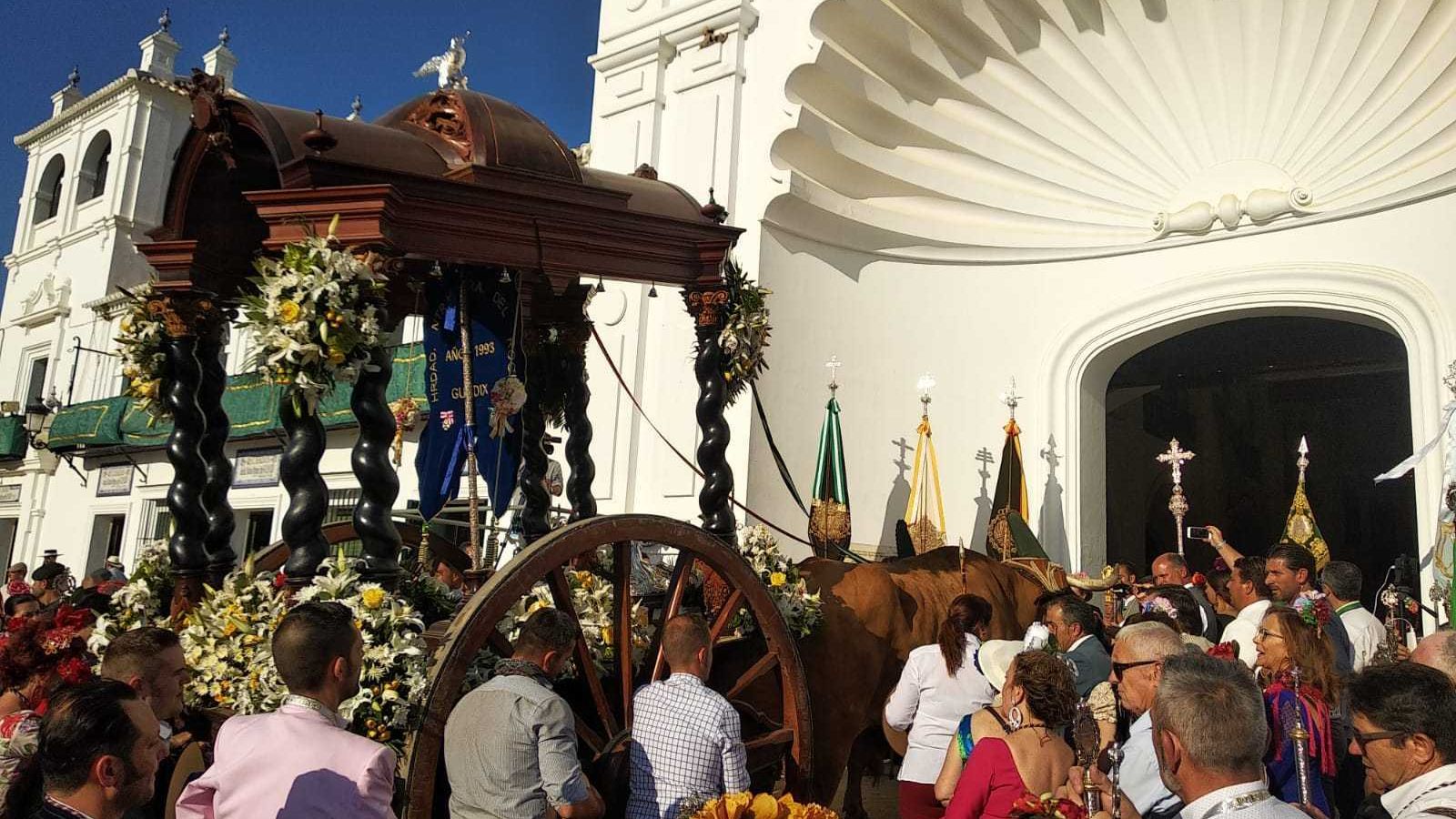 Los romeros se postran ante la Blanca Paloma.