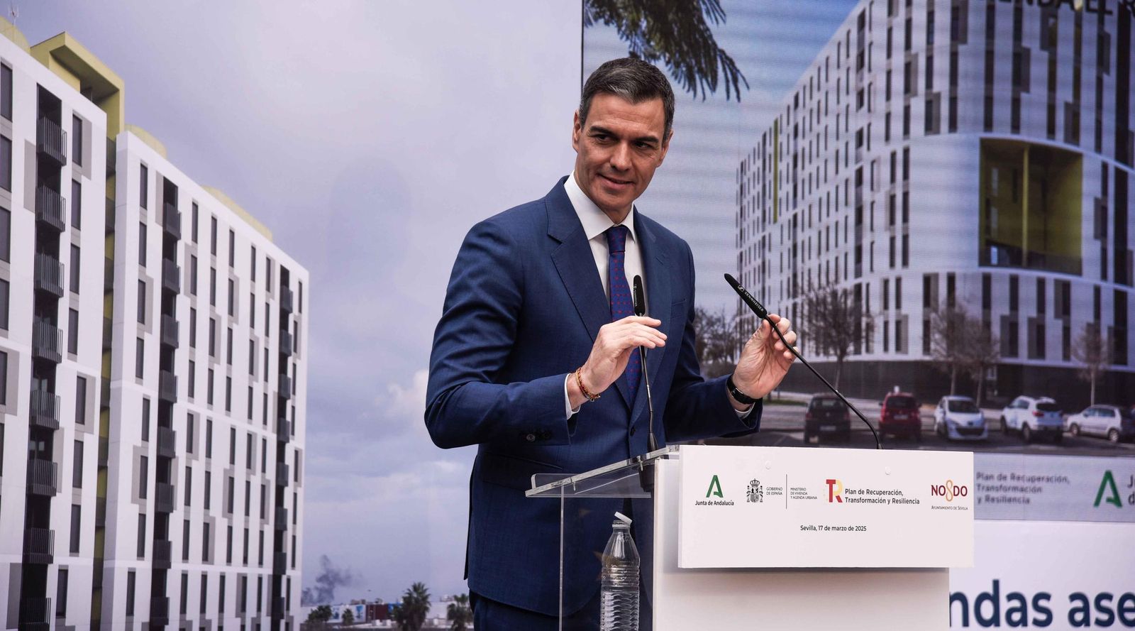 Pedro Sánchez y autoridades preside el acto de entrega de llaves promoción de vivienda pública de alquiler asequible en Sevilla