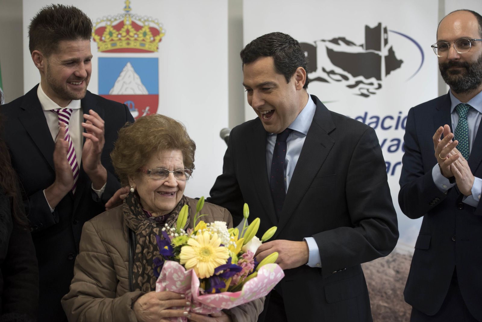 Imágenes de la visita de Juanma Moreno a Lanjarón