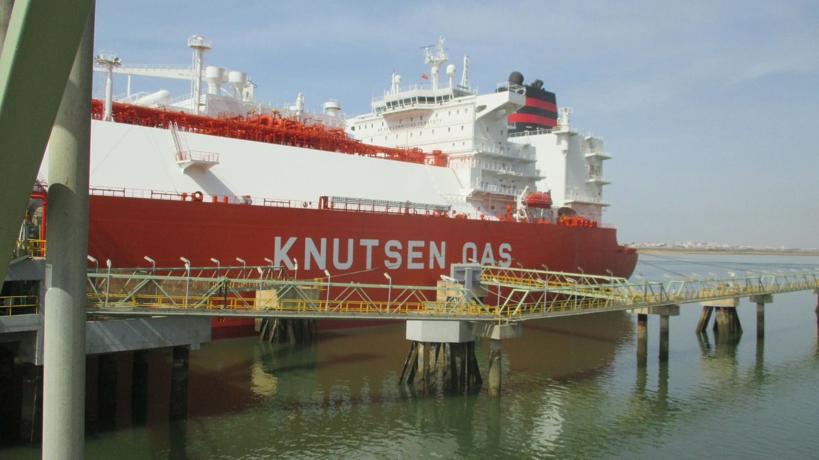 El muelle de Enagás con un buque cargado con Gas Natural Licuado procedente de Estados Unidos.