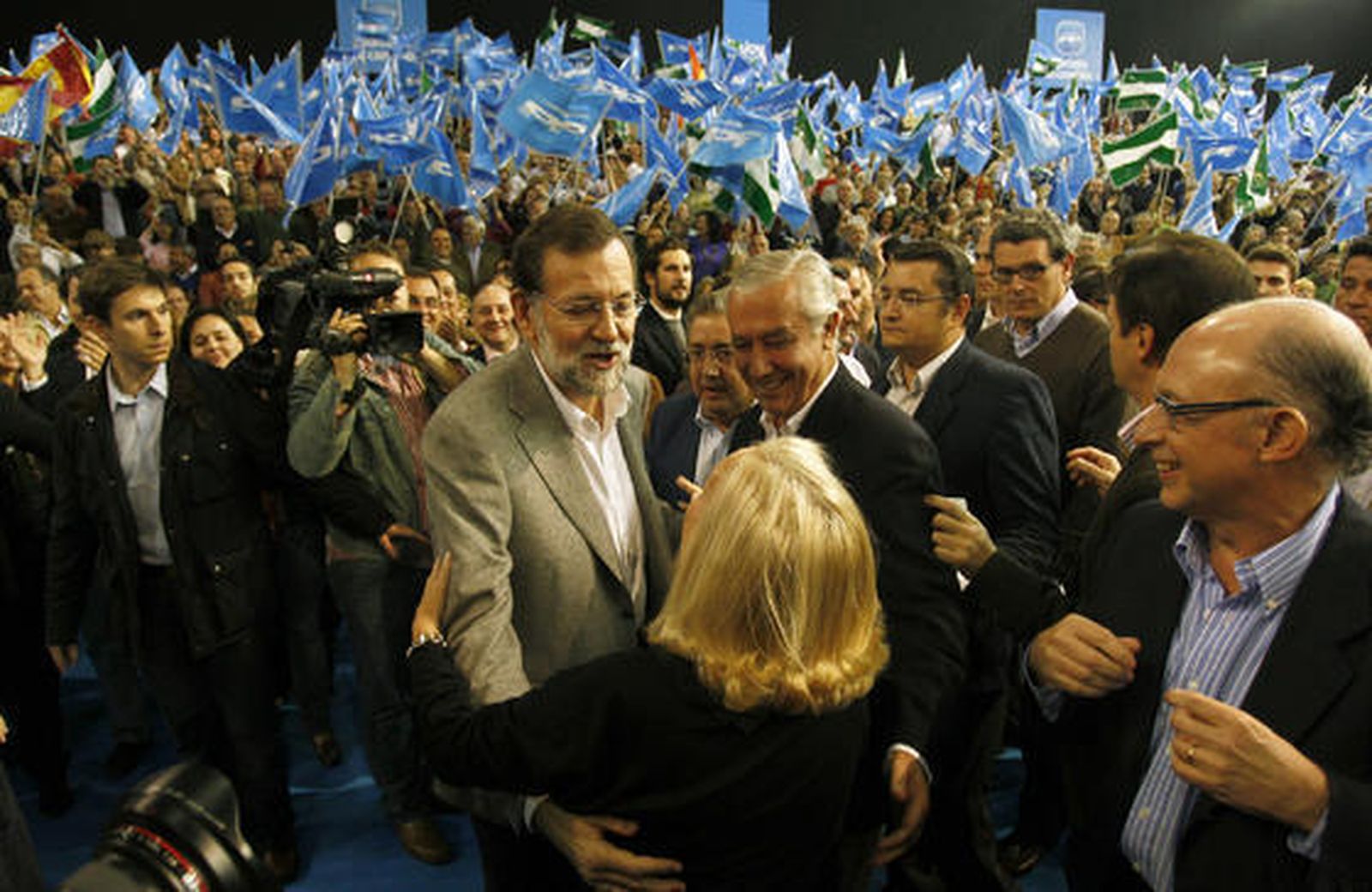 Mariano Rajoy ofrece un mitin en el palacio de deportes de Sevilla, con la presencia de Javier Arenas, Juan ignacio Zoido y Cristobal Montoro, entre otros miembros del Partido Popular.  Foto: El mitin del Partido Popular en Sevilla, en im?nes