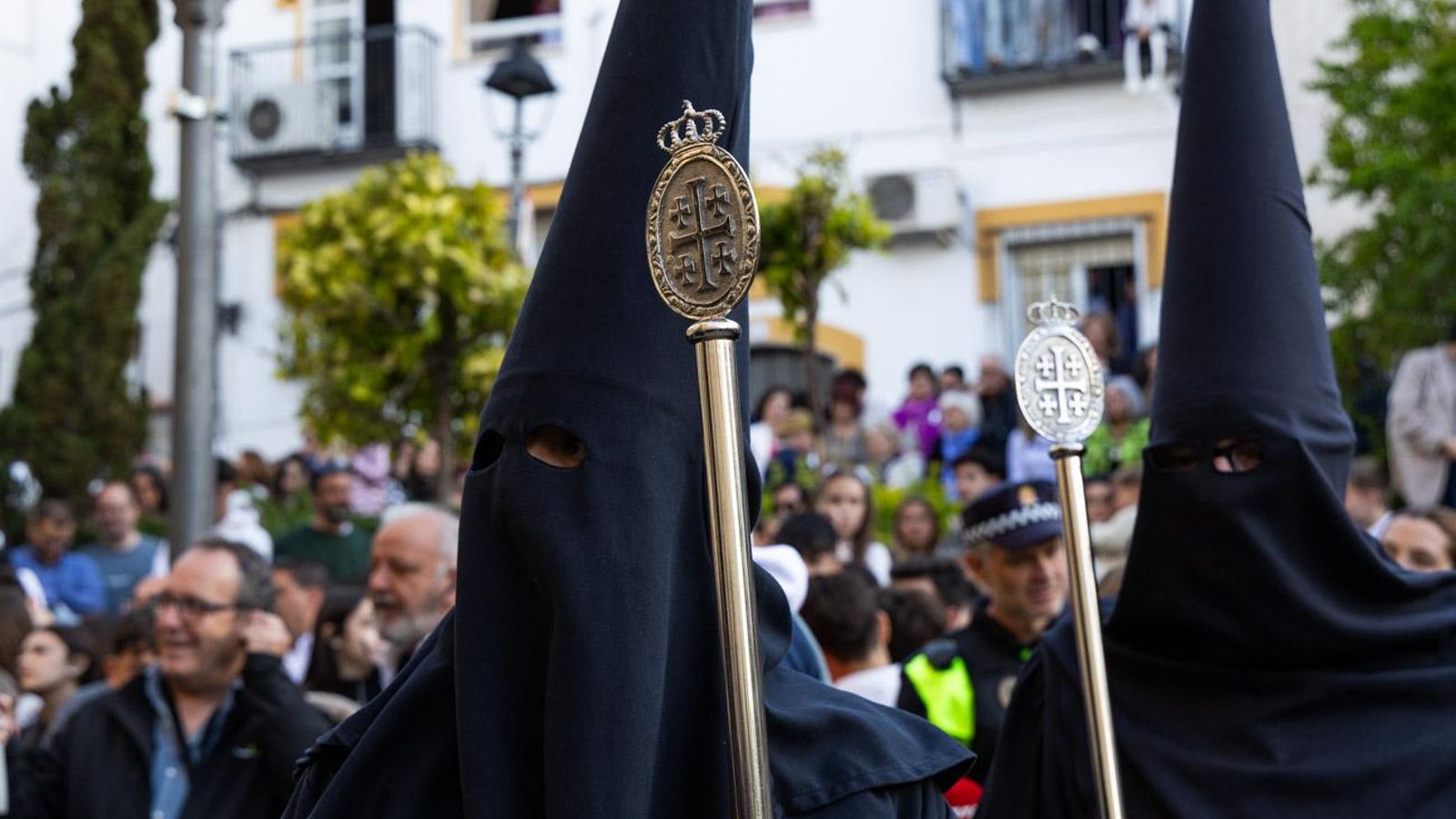 Luto y duelo en la noche del Viernes Santo, en imágenes