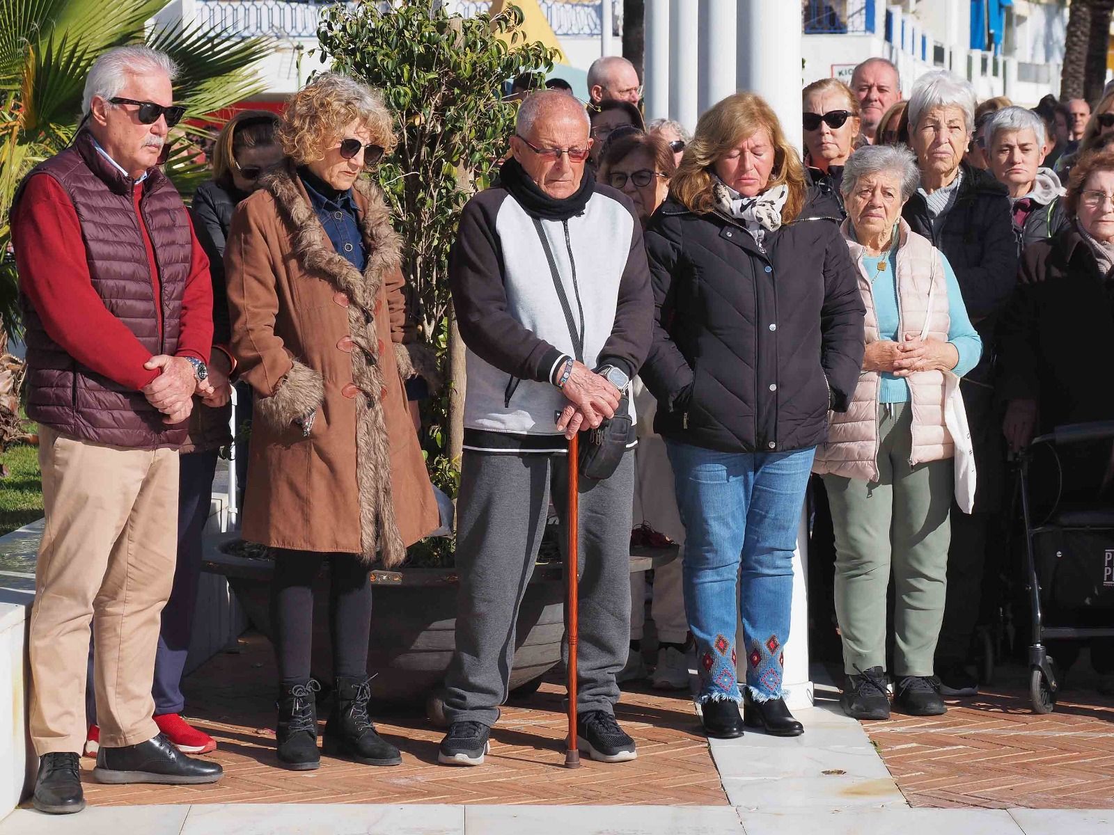 Las imágenes de la concentración silenciosa en Punta Umbría por los cinco fallecidos en el accidente de Adamuz