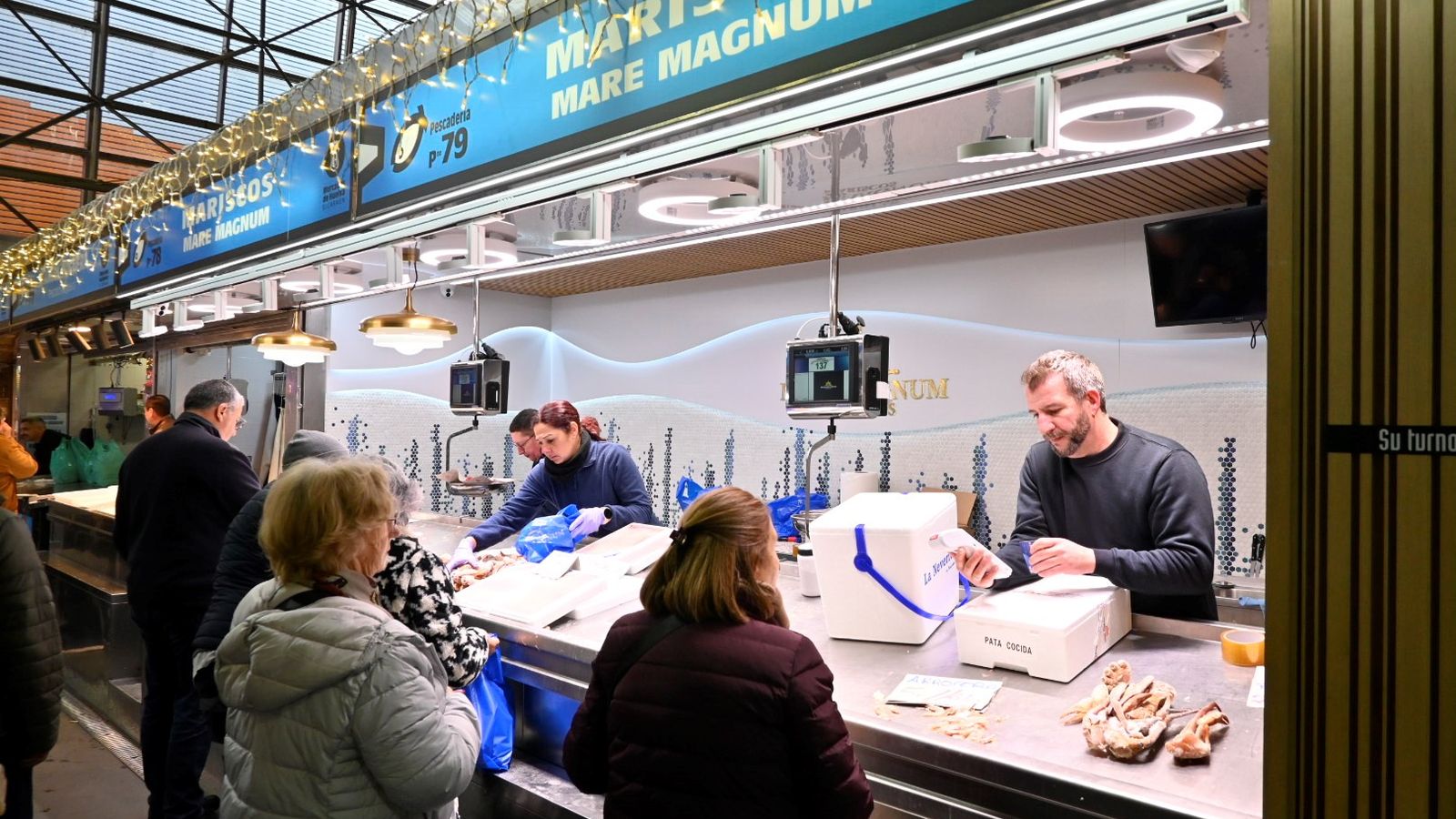 Los puestos casi vacíos de pescados.