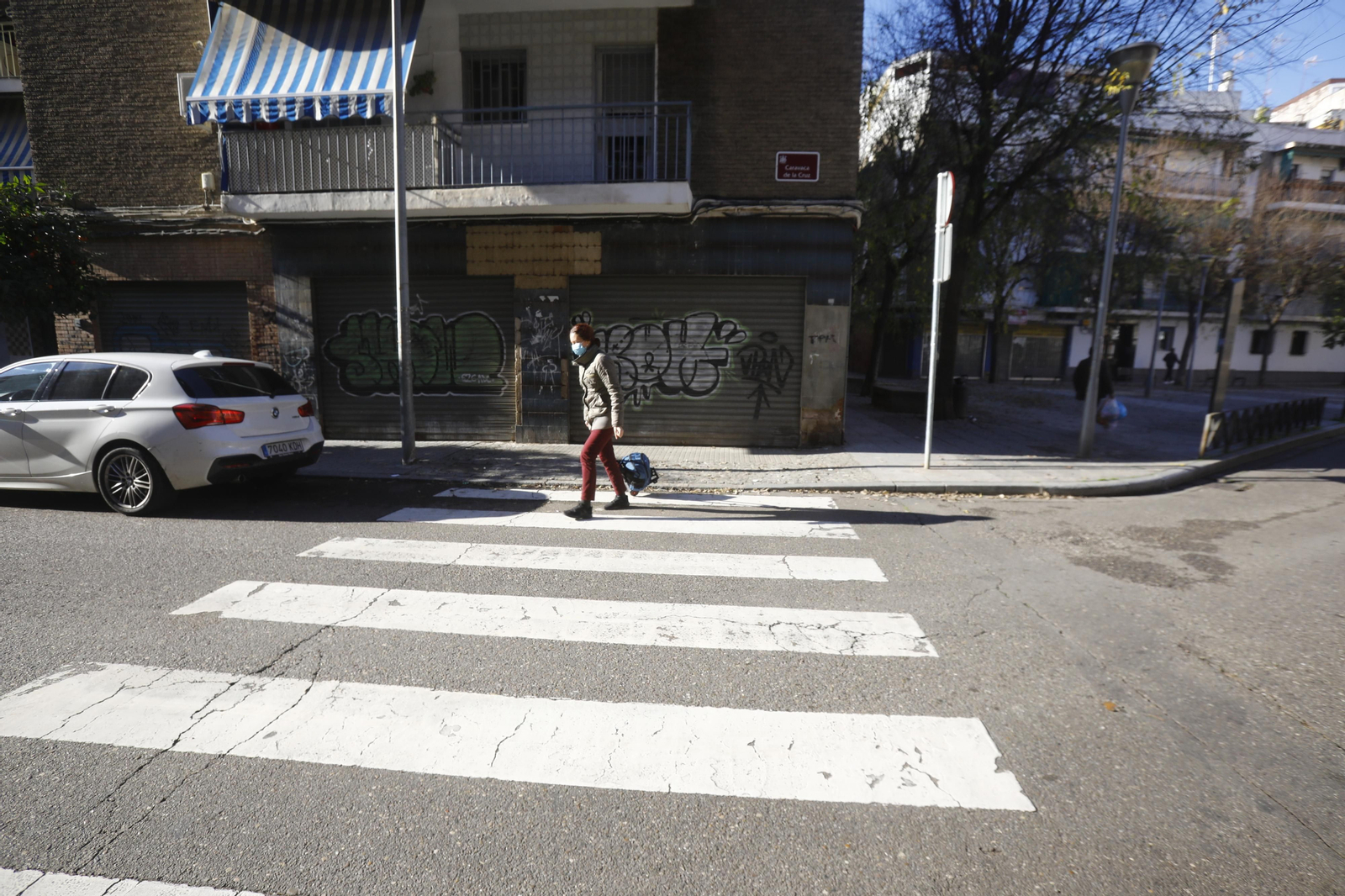 Imágenes de algunos de los pasos de peatones de Córdoba en los que se mejorará la accesibilidad