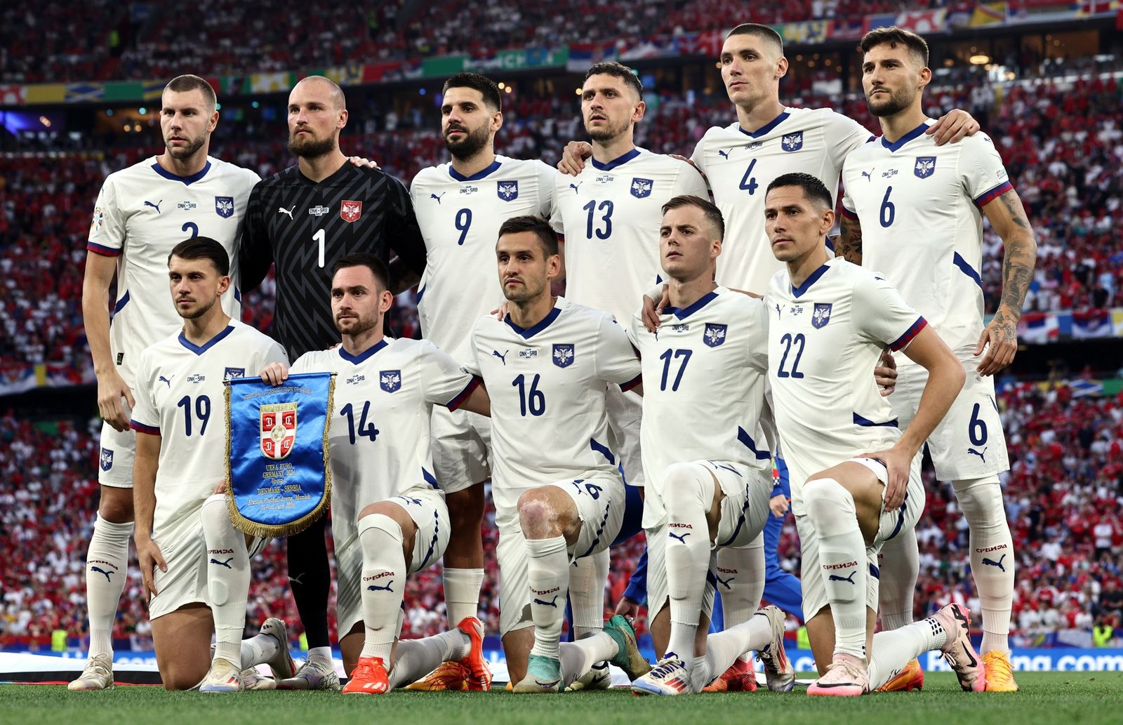 El once inicial de Serbia ante Dinamarca posa para ser fotografiado antes del partido.