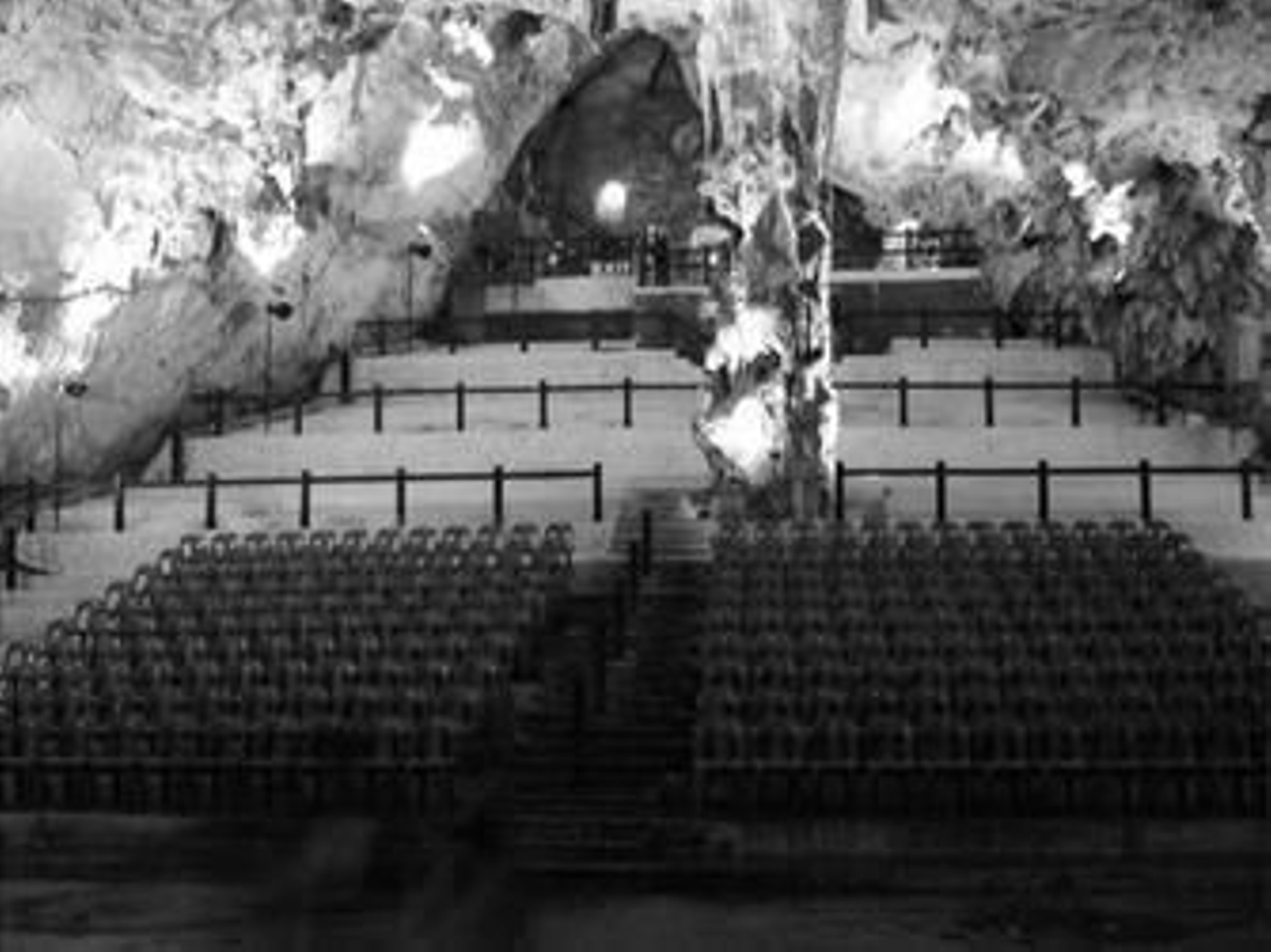 Imagen del auditorio de la cueva de San Miguel, en la sala llamada Catedral. Imagen del auditorio de la cueva de San Miguel, en la sala llamada Catedral.