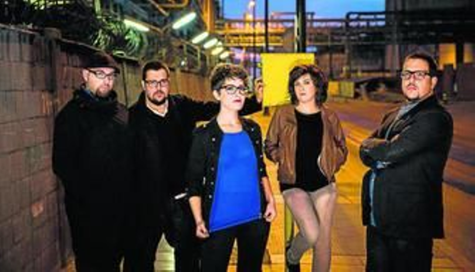 El grupo onubense, durante la presentación de 'Alas de papel' (abajo).