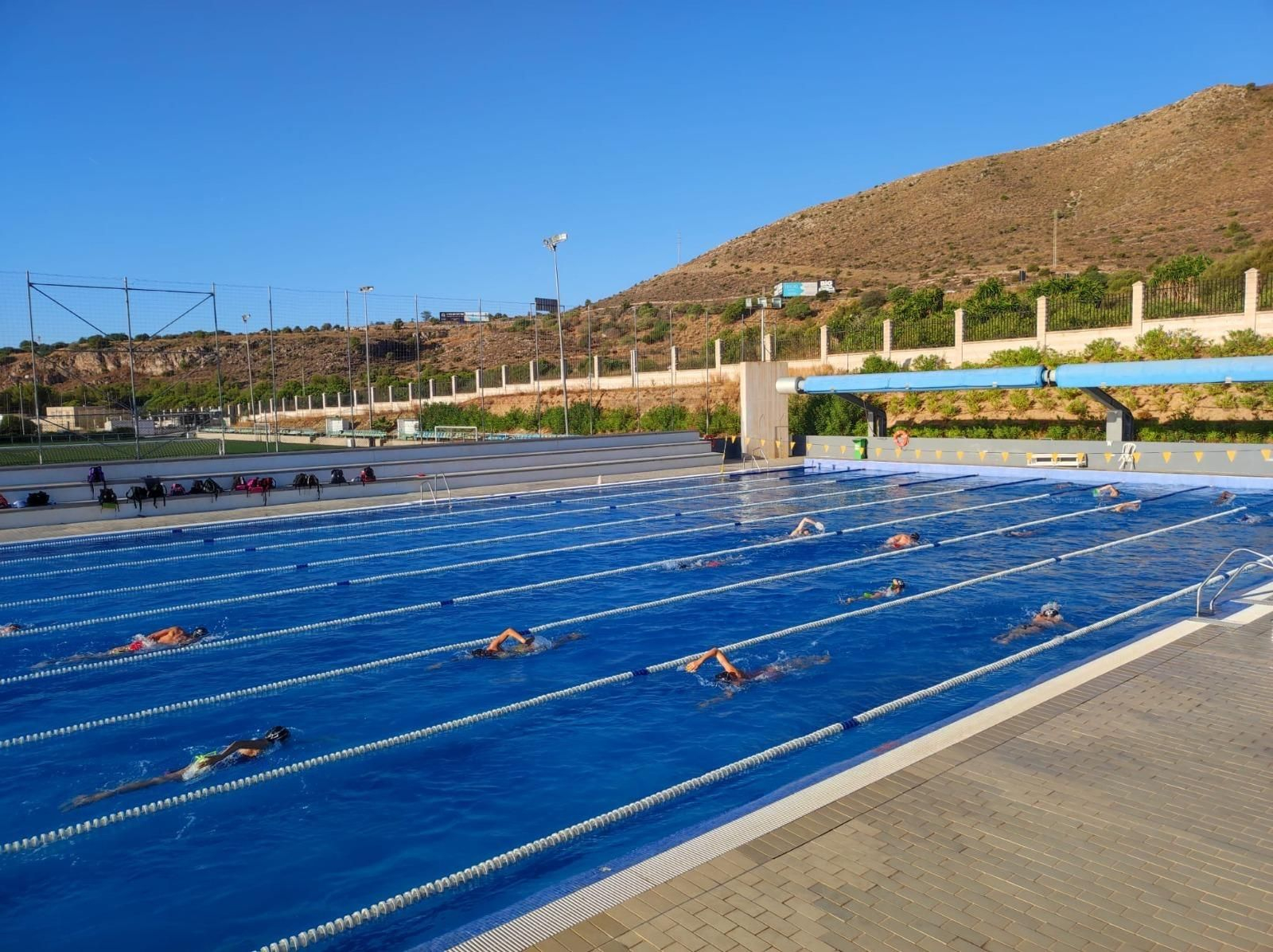 Un grupo de nadadores en la piscina Virgen del Carmen III de Torremolinos. Un grupo de nadadores en la piscina Virgen del Carmen III de Torremolinos.