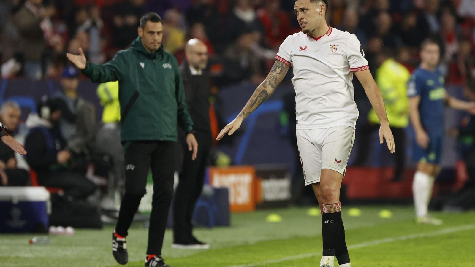 Ocampos  se marcha del campo tras ser expulsado.