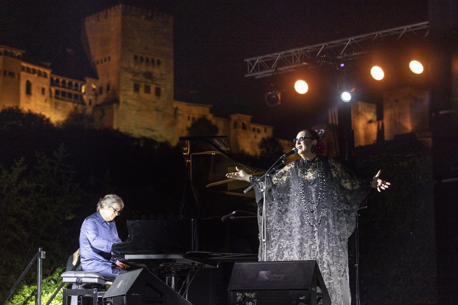Chano Domínguez y Martirio con la Alhambra de fondo.
