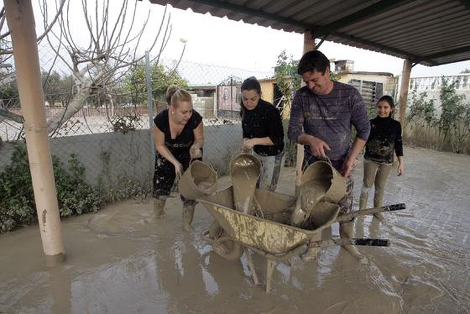Los afectados por las inundaciones realizan trabajos de limpieza de agua y lodo acumulado.

Foto: Óscar Barrionuevo