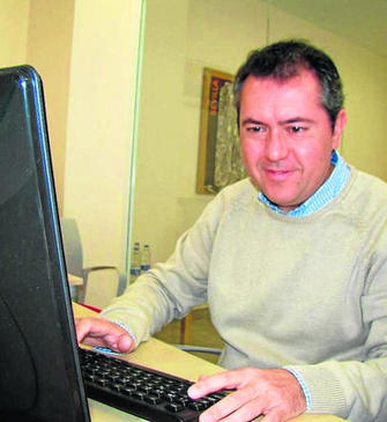 Juan Espadas, durante el encuentro digital con los sevillanos de ayer.