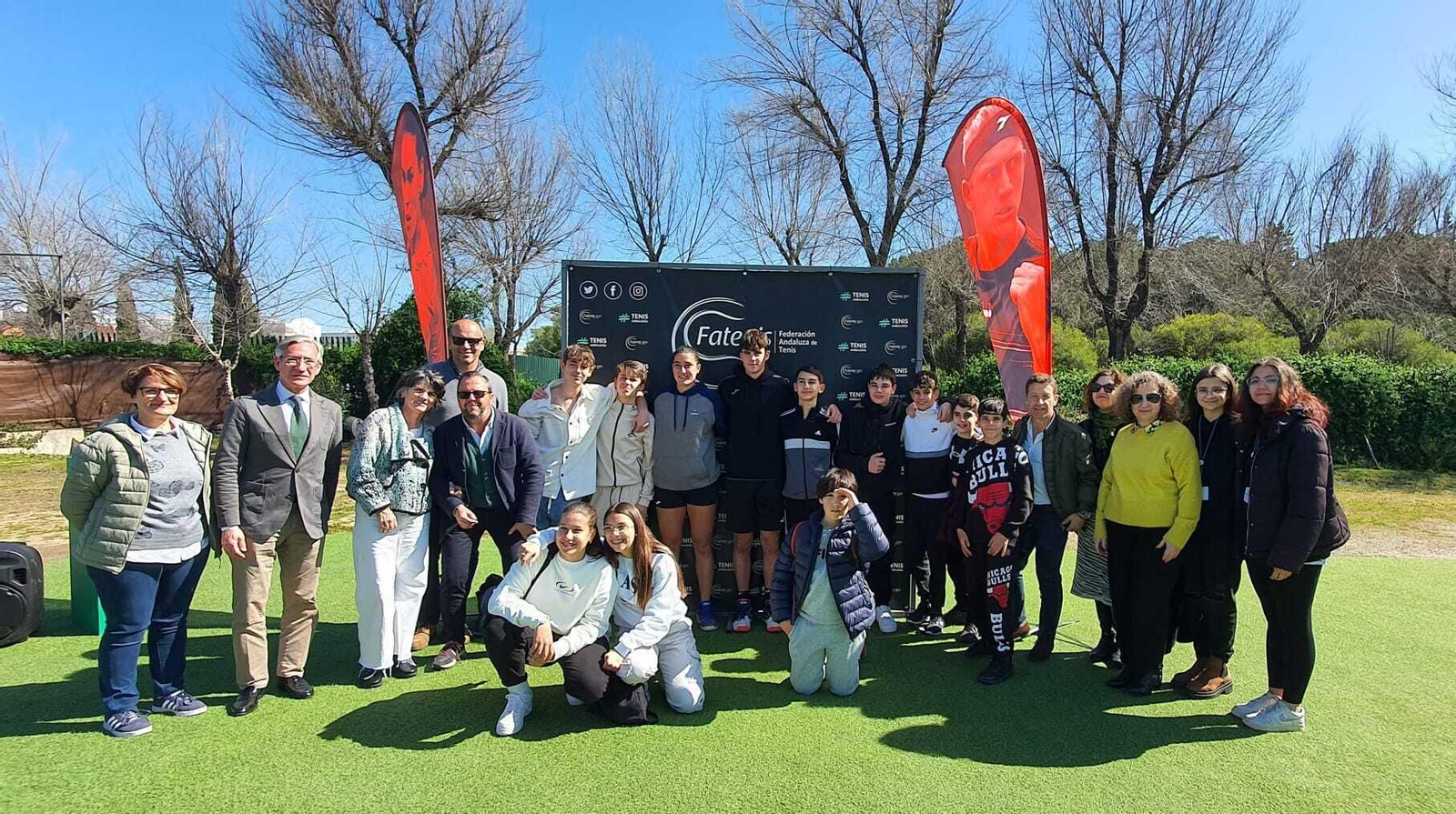 Miguel Ángel Arauz y Carmen Ortiz con los responsables y alumnos del Centro de Alta Tecnificación de Tenis.