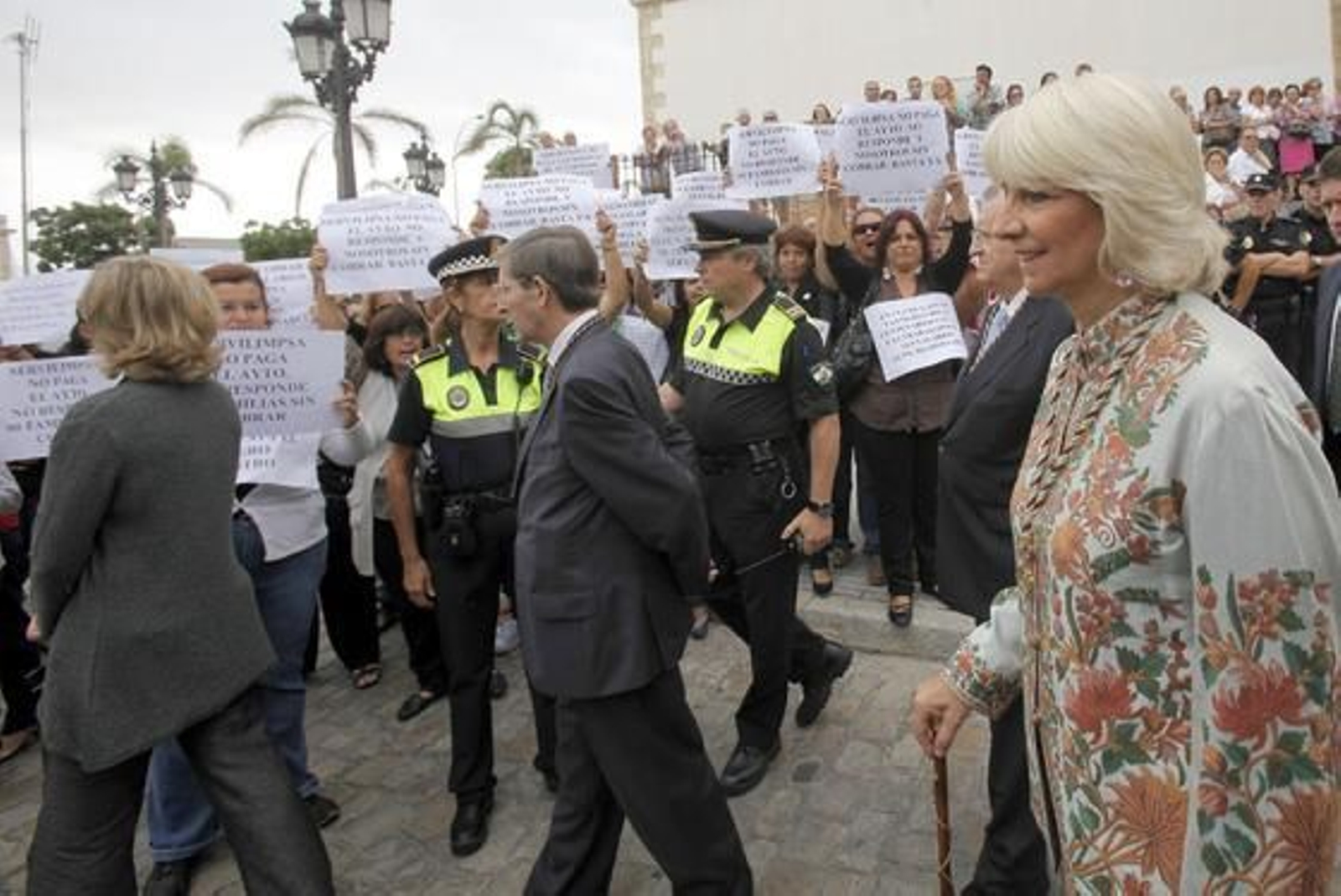 La iglesia de Santo Domingo acoge la tradicional ofrenda floral a la Virgen del Rosario con motivo del Día de la Patrona de Cádiz. 

Foto: Jesus Marin