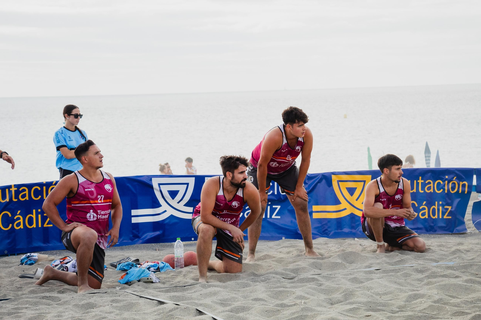 Deporte, arena y ambiente festivo en la llegada del circuito provincial de balonmano playa en La Línea