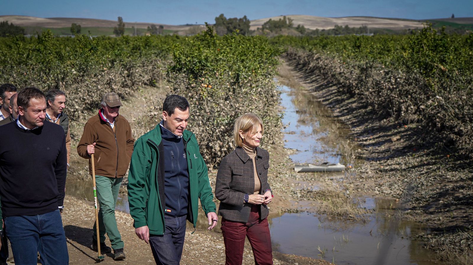 Imágenes de la visita de Juanma Moreno y el comisario europeo de Agricultura a los campos afectados por el temporal en Jerez