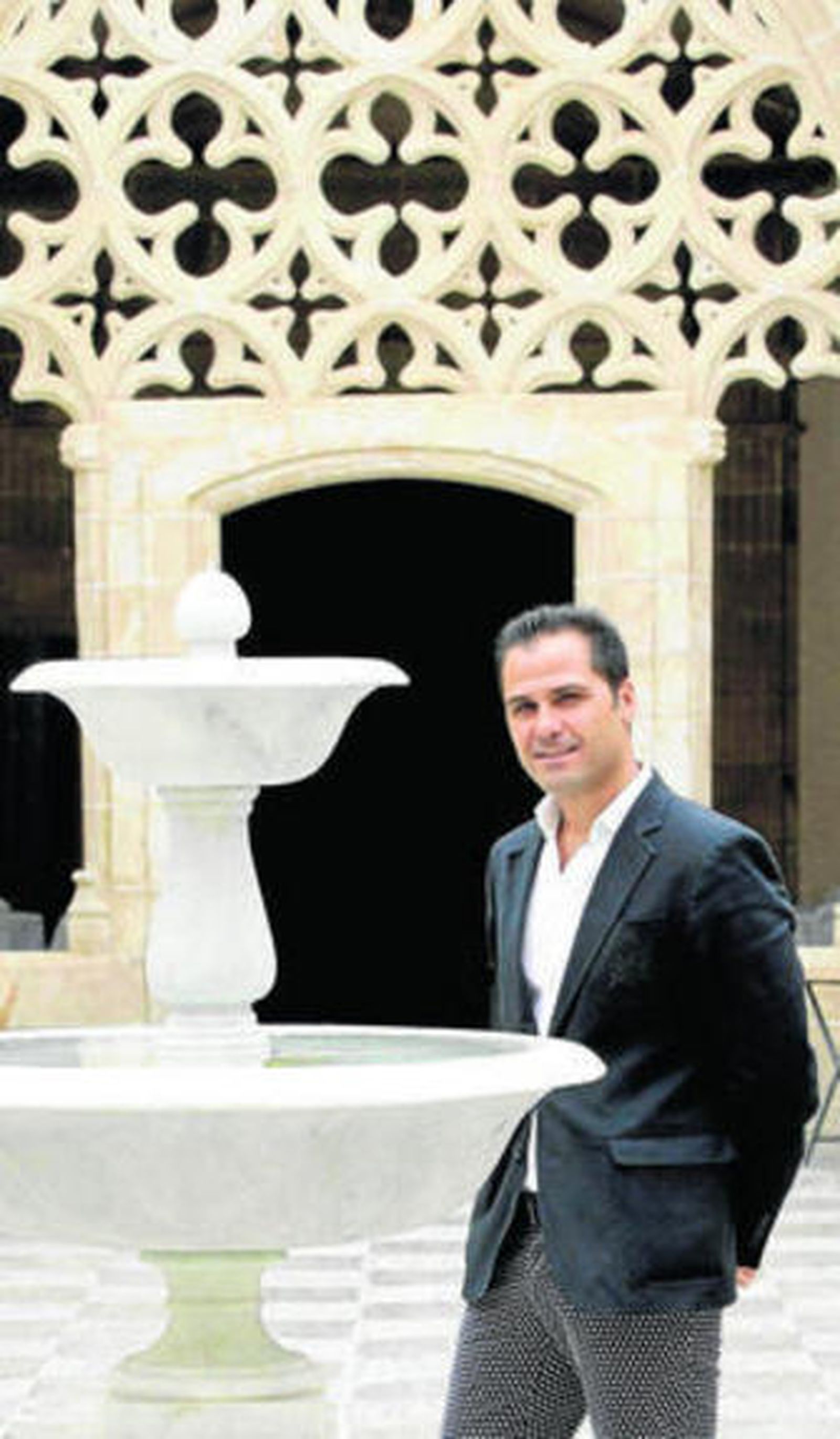 David Carpio posa en los Claustros de Santo Domingo.