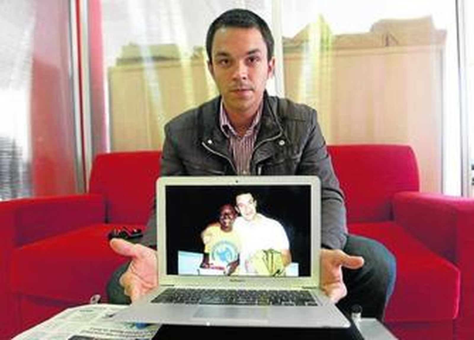 Julio Sancho, en la sede de 'Diario de Cádiz', muestra una de las fotos que se hizo en Haiti.