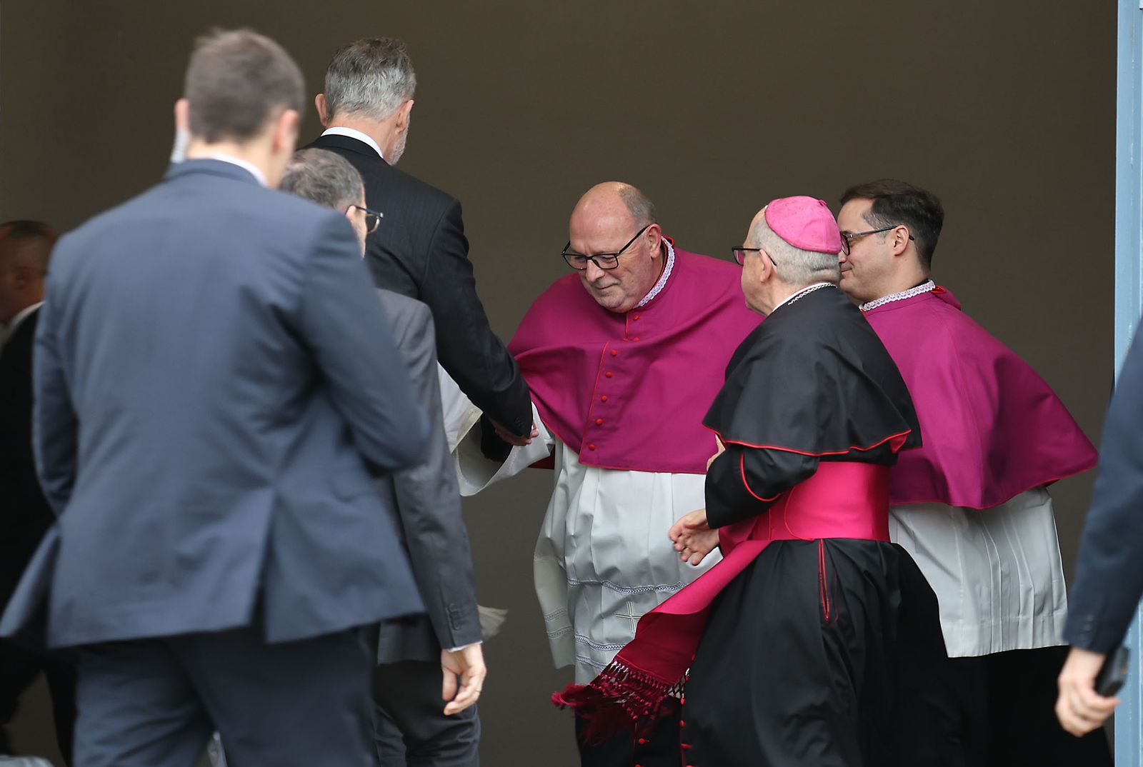 Fotografías de la llegada de los reyes Felipe VI y Doña Letizia al funeral por las víctimas de Adamuz en Huelva