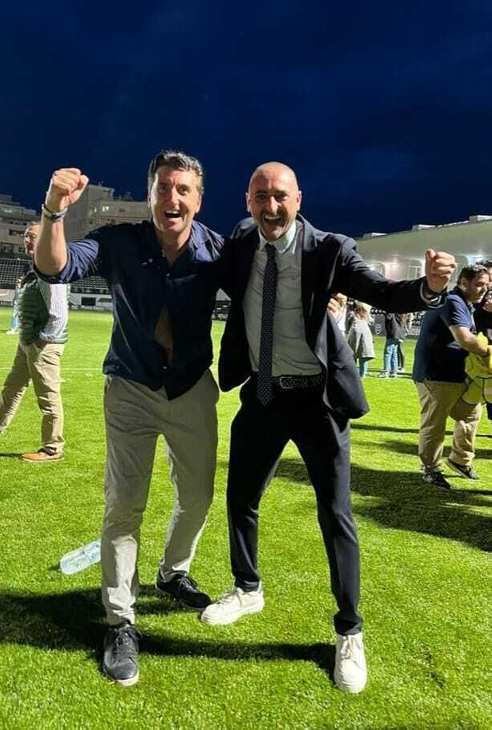 Luhay Hamido y Edu Villegas celebran la permanencia sobre el verde del Murube.