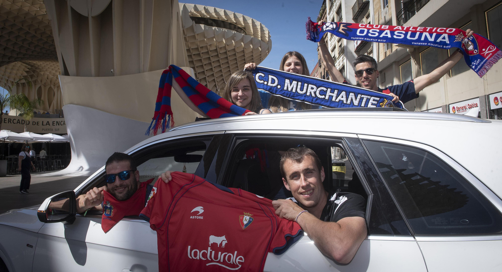 Búscate en las fotos de la afición de Osasuna en Sevilla en la final de la Copa del Rey