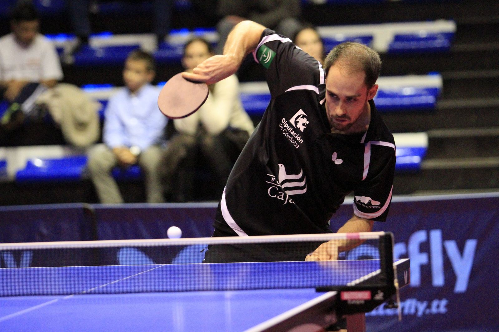 Alejandro Calvo realiza un saque durante su partido de ayer.