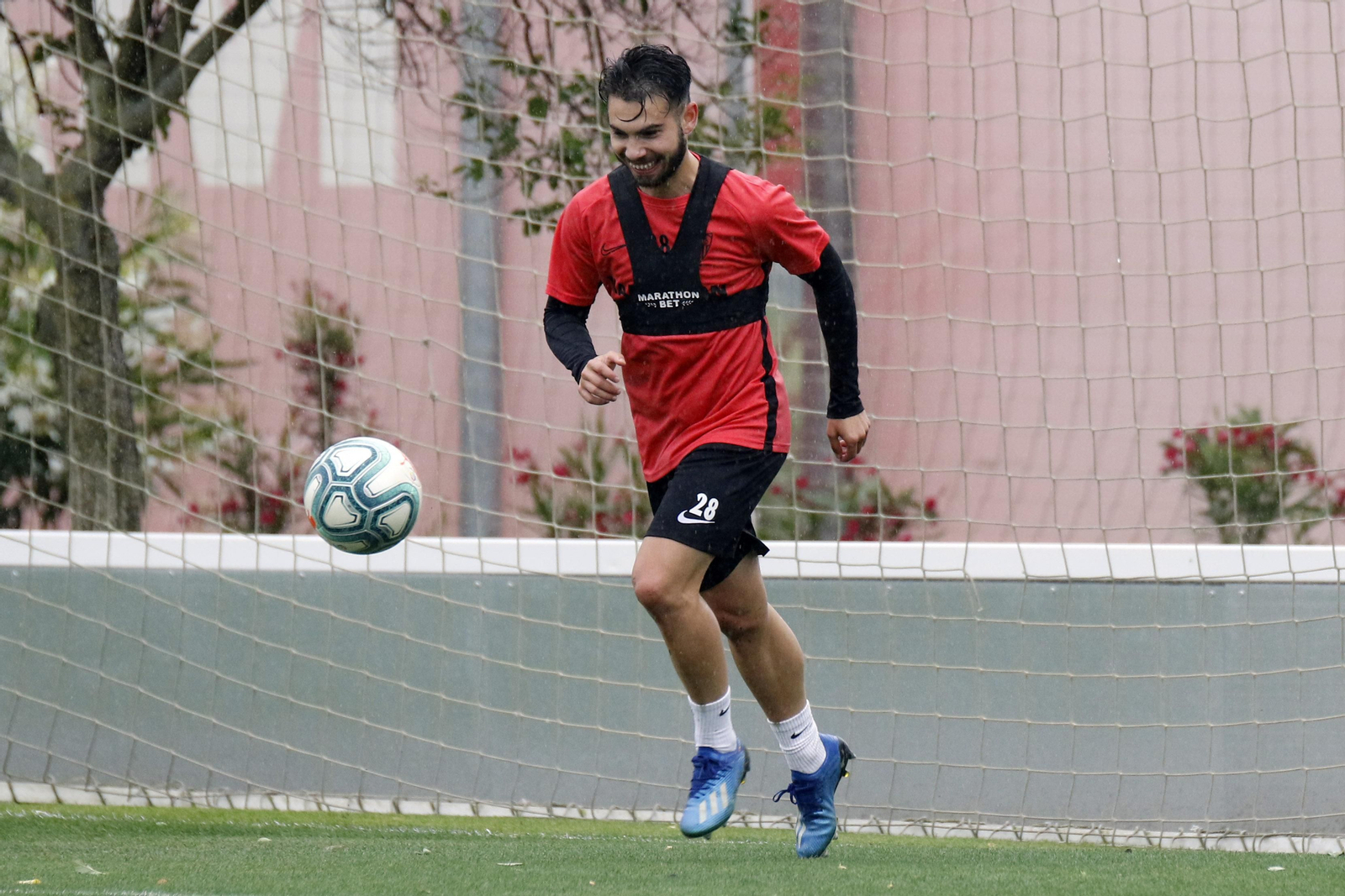 Lara sonríe durante un entrenamiento con el primer equipo.