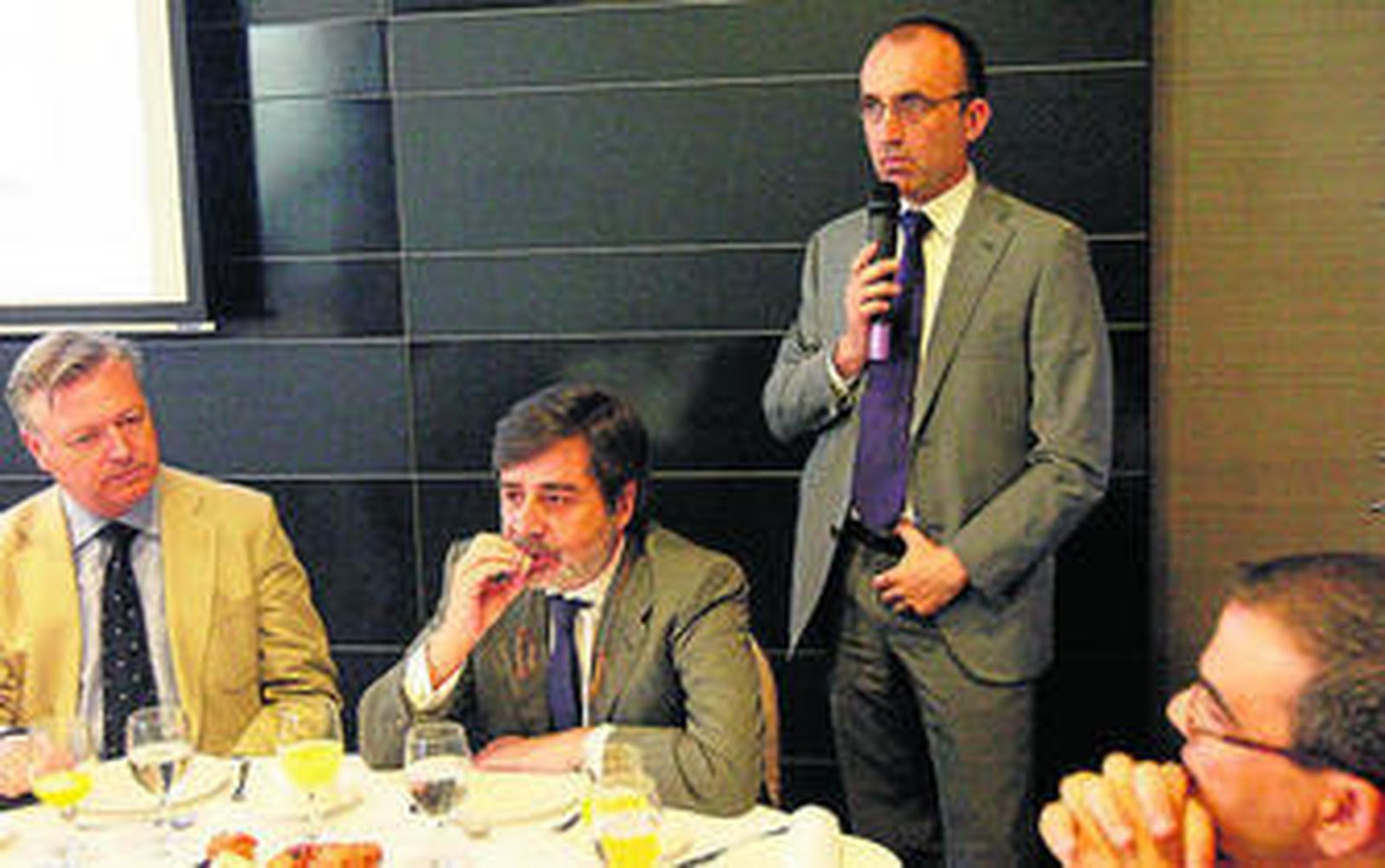 Javier Gómez, durante una charla en un hotel.