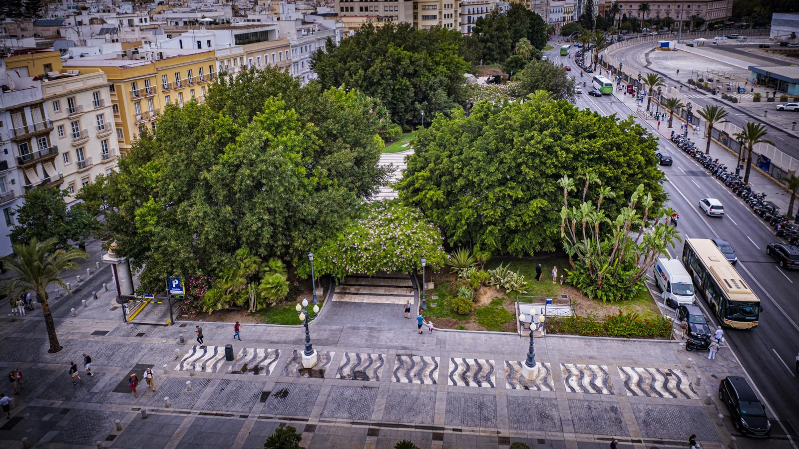 Vista aérea de la avenida 4 de diciembre, donde hay numerosos edificios históricos frente al puerto de Cádiz