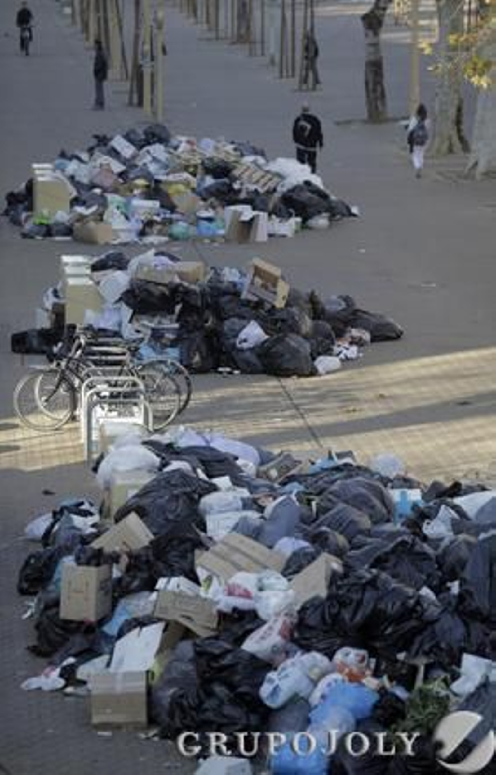 Montañas de basura en la Alameda de Hércules.

Foto: Antonio Pizarro