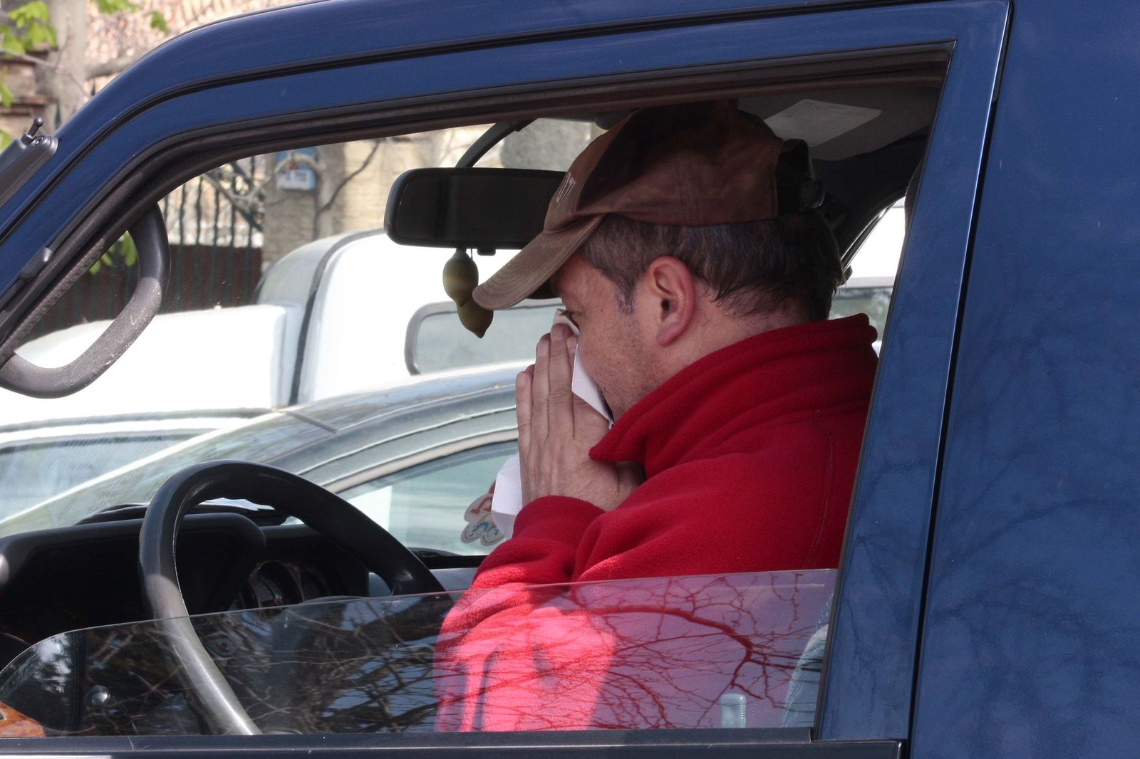 Un hombre estornudando, en una imagen de archivo.