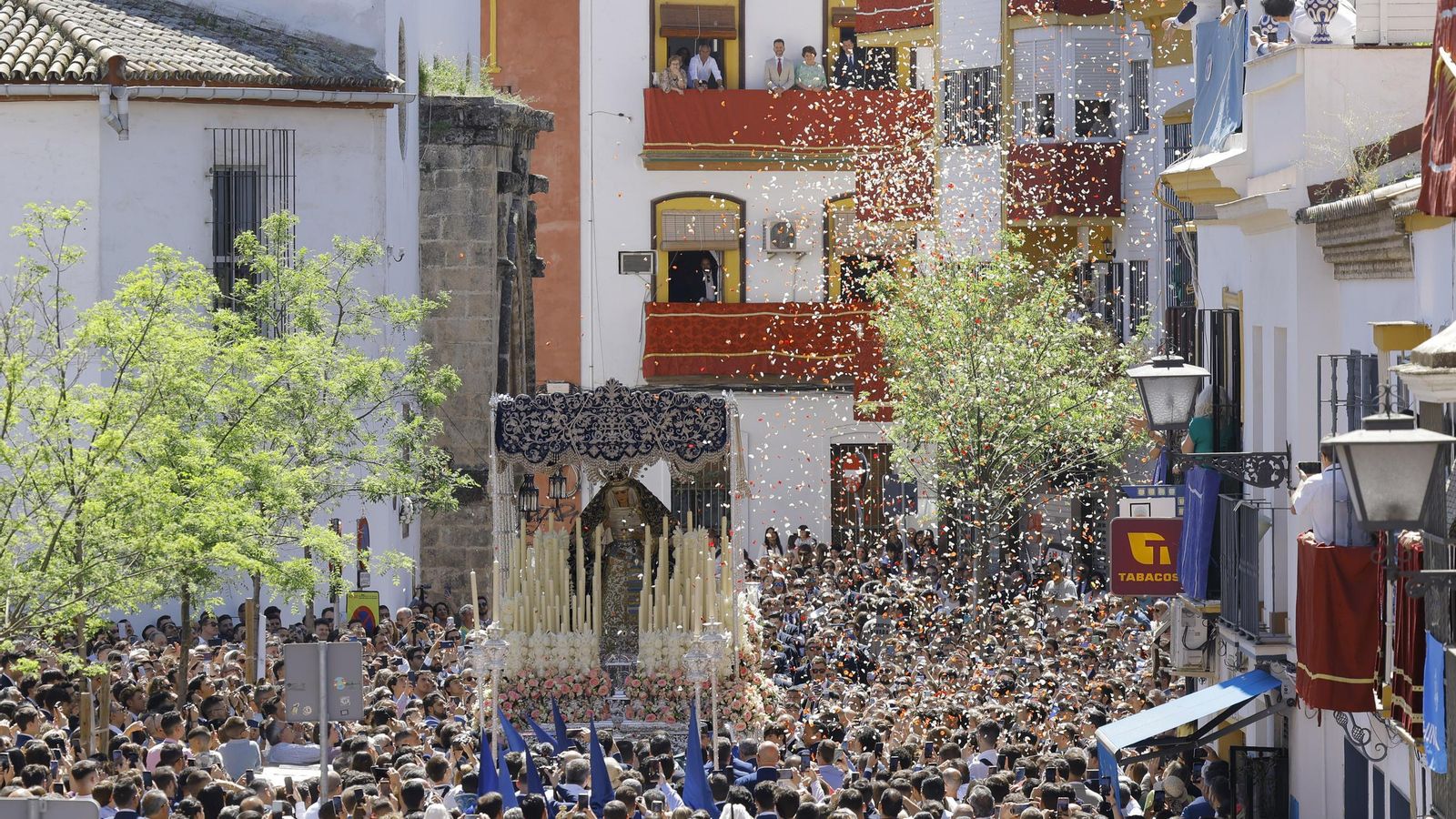 La Virgen de la Hiniesta tras salir de San Julián el pasado Domingo de Ramos.