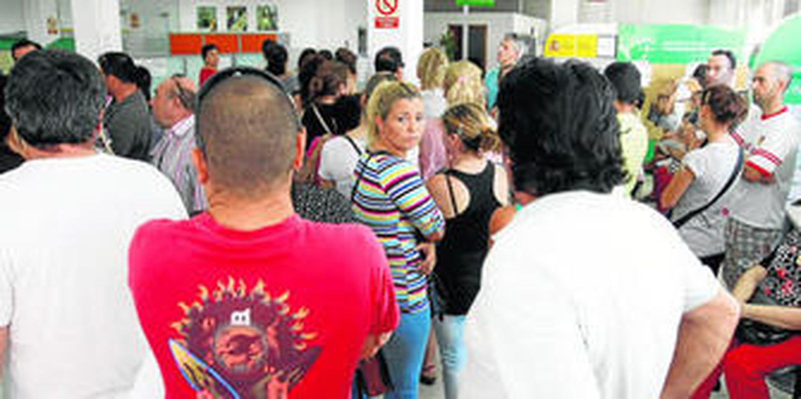 La oficina del SAE de Chiclana, atestada de personas en una imagen de hace escasos meses.